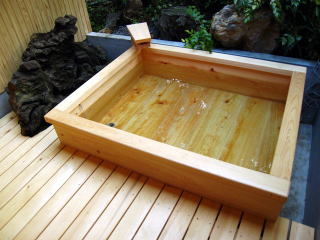 貸し別荘「テラス城ヶ崎」の貸切露天風呂は、浴槽が桧風呂、お湯はもちろん天然温泉です