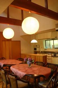 貸し別荘「テラス城ヶ崎」のLDKには、冷蔵庫をはじめ、調理器具一式と食器類が備えています